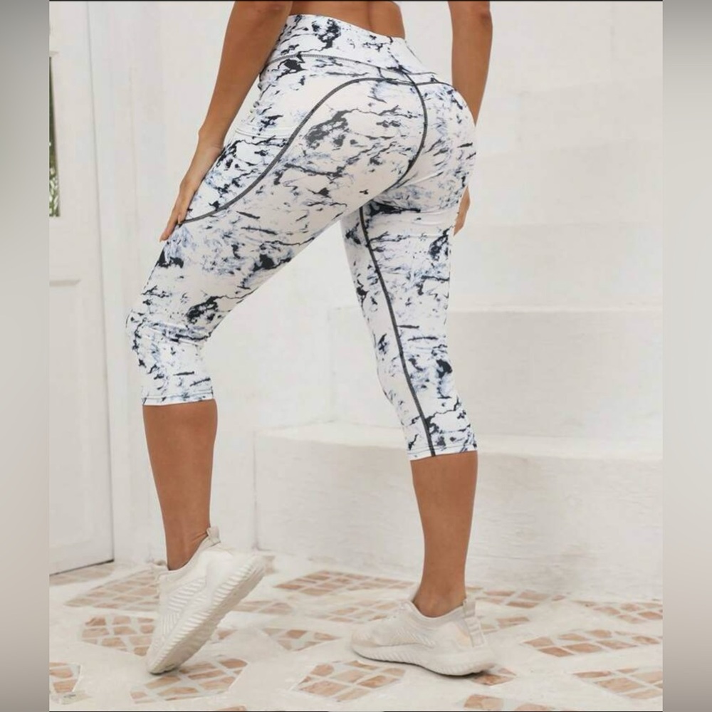 Marble Print Capri Leggings - Picture 2 of 4